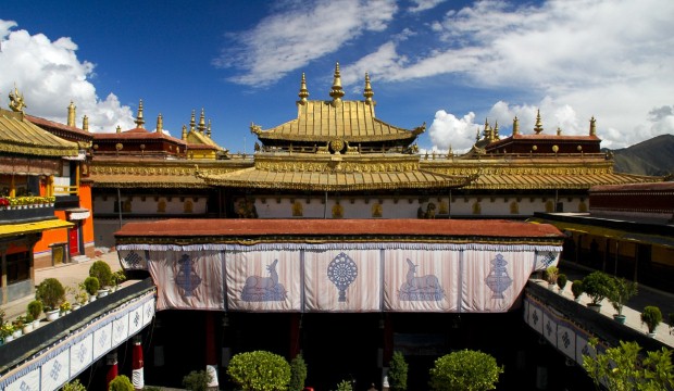 Referred to as the “Roof of the World”, the remote Buddhist nation of Tibet is – literally – the highest nation on Earth. (photo: Thinkstock)