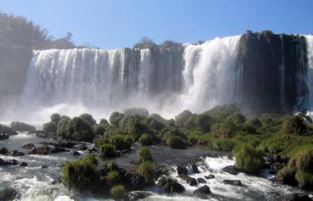Oz-Bus passengers can see Iguazu Falls